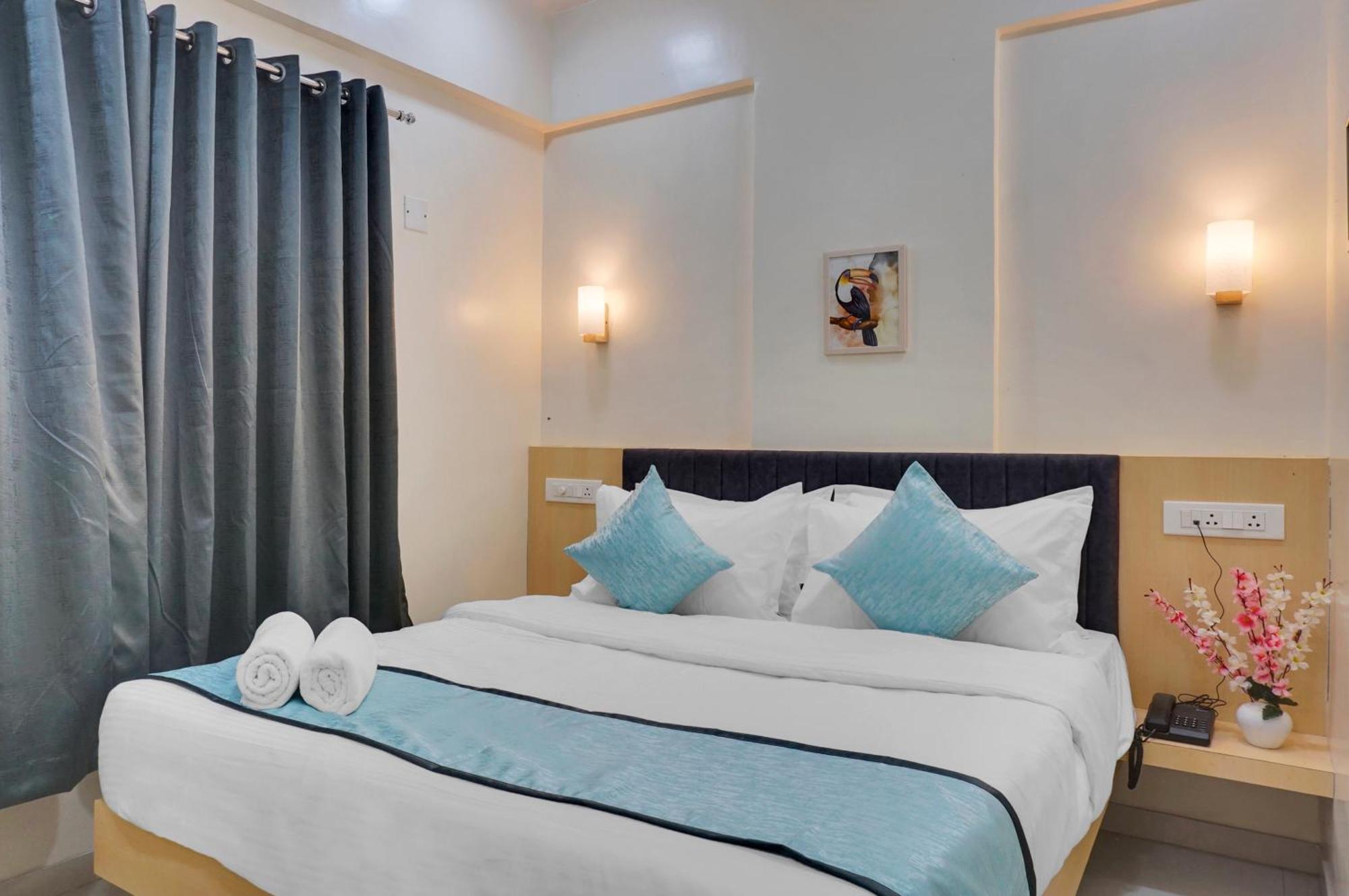 Urban Hometel Poona Buitenkant foto