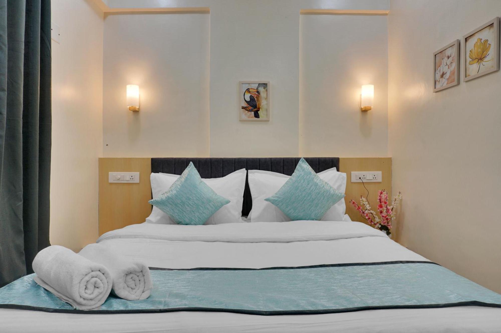 Urban Hometel Poona Buitenkant foto