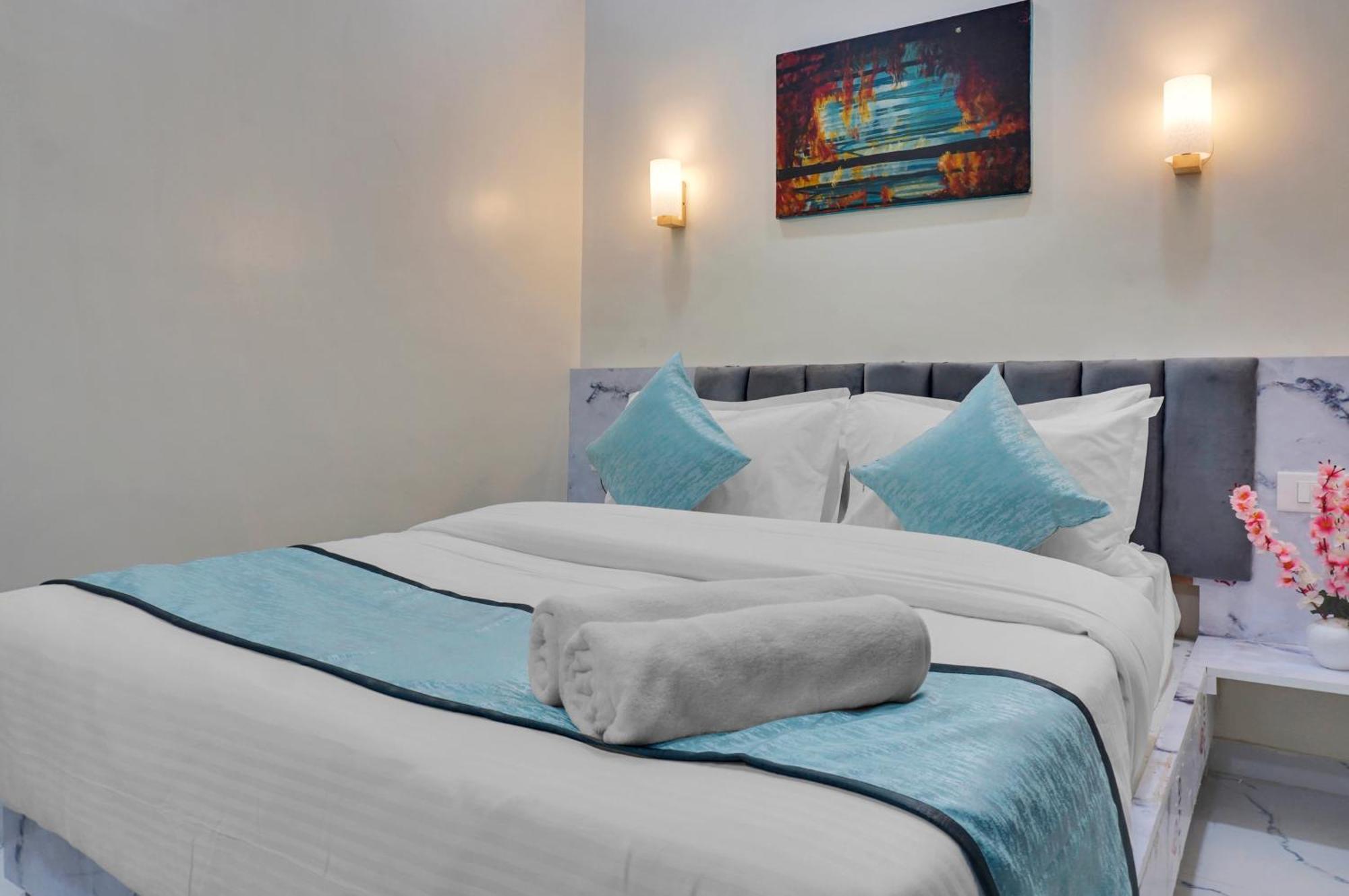 Urban Hometel Poona Buitenkant foto