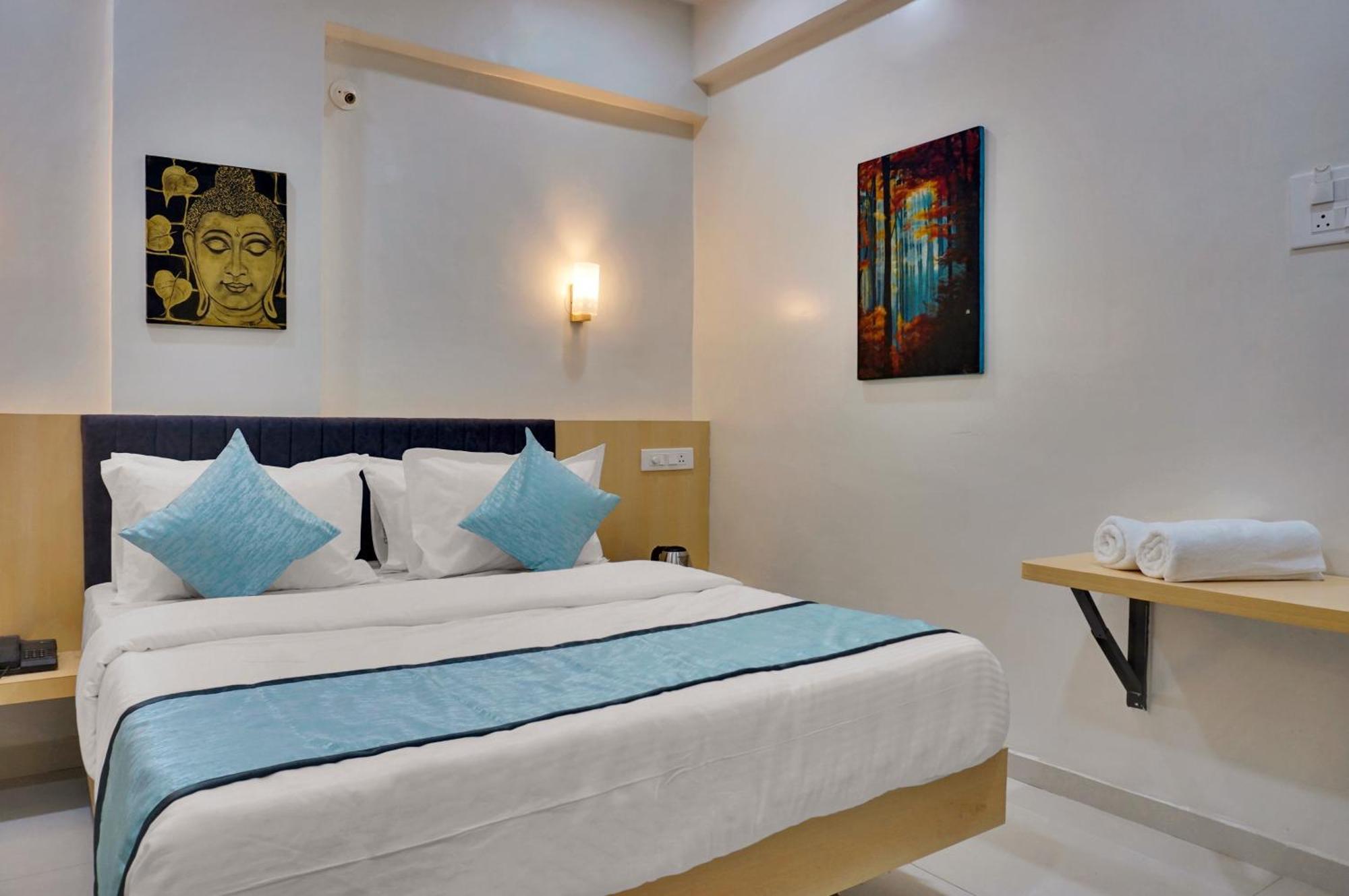 Urban Hometel Poona Buitenkant foto